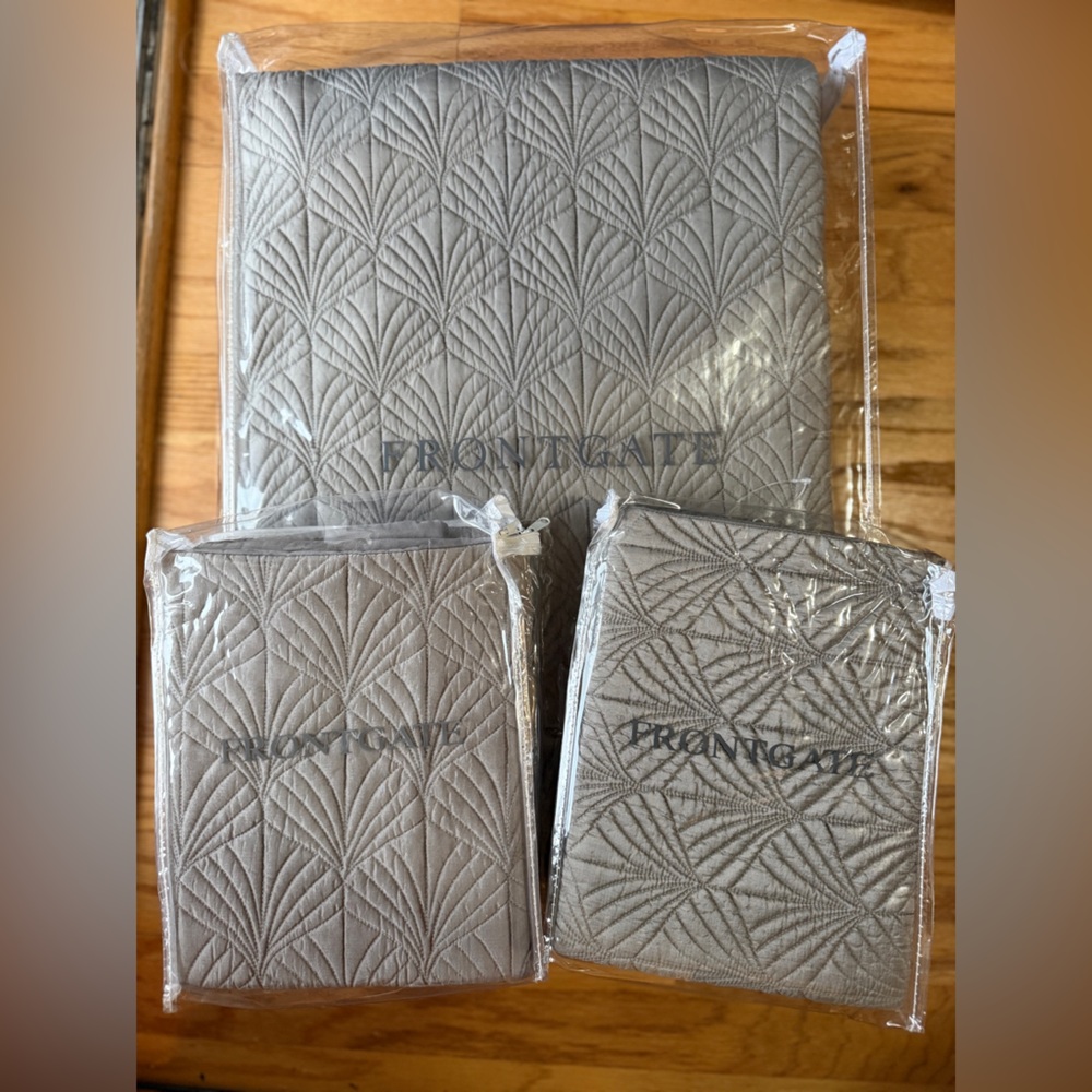 Frontgate Silk Quilt & 2 Standard Shams - NWT - Picture 4 of 16